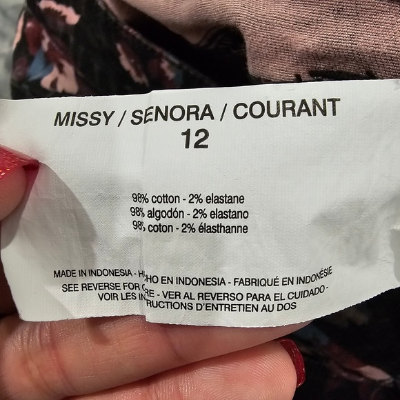 Bandolino Women's Floral Print Capri Cropped Jeans - Picture 4 of 7